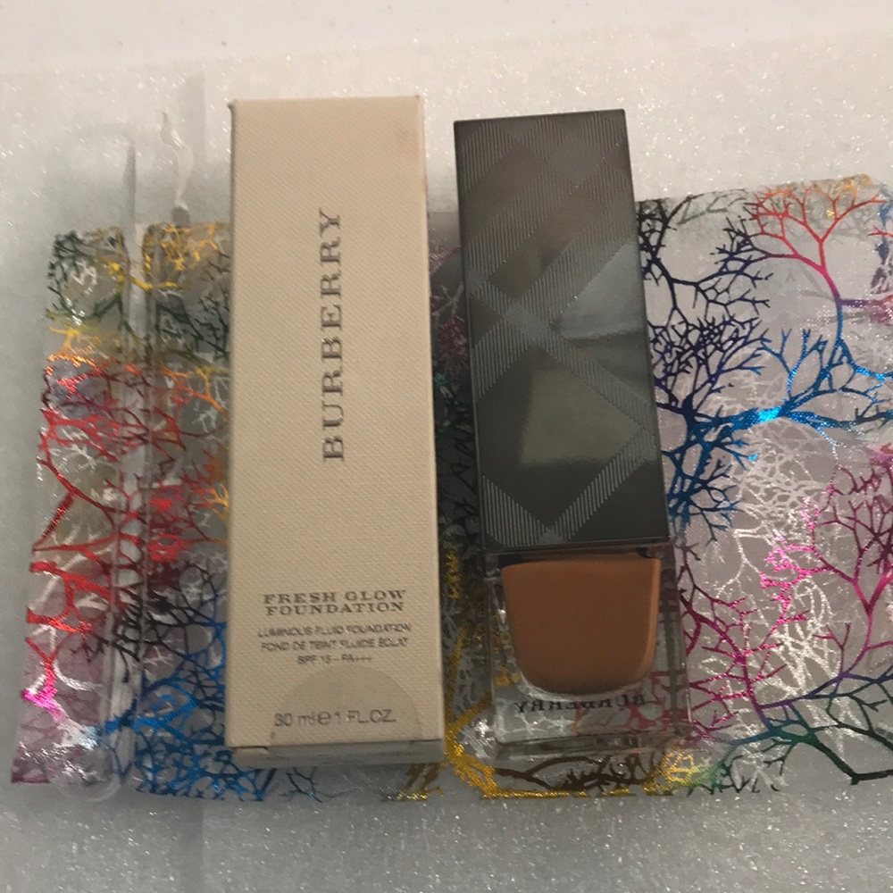 BURBERRY FRESH GLOW FOUNDATION